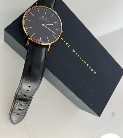 自己戴的DW手表，正品，非常靠谱，表盘上有...