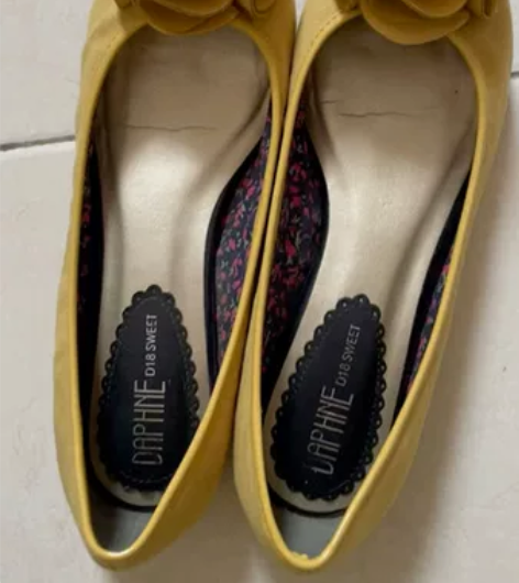 达芙妮平底女鞋单鞋船鞋，黄色 专柜购买只穿...