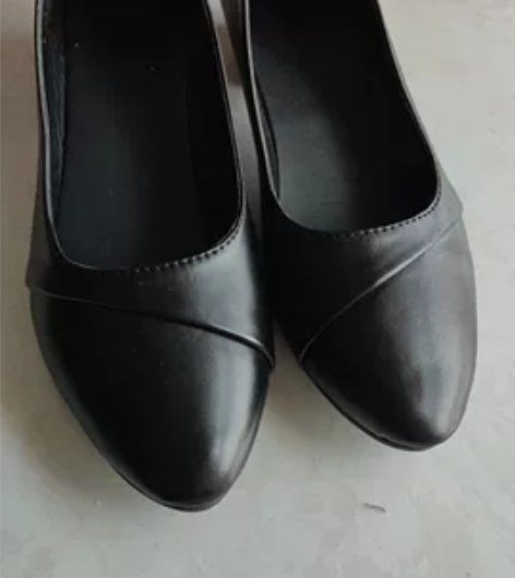 工作纯黑单鞋 穿过一次 基本全新 感兴趣的...