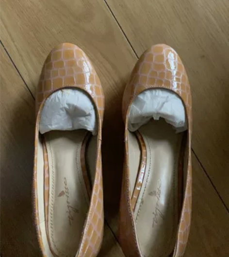 蝶素防水台高跟鞋，专柜购买，全皮材质，跟高...