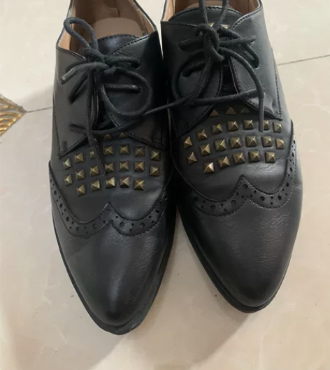 尖头铆钉布洛克皮鞋37码 外表完好无损 闲...