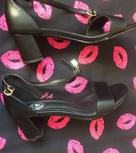 一字带精干凉鞋 黑色和裸粉色 黑色是皮的,...