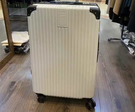 全新闲置一个26寸行李箱拉杆箱 黑白色，轮...