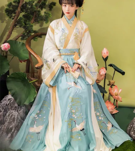 仅试穿，下裙洗过，其他全新吊牌未摘，原包装...