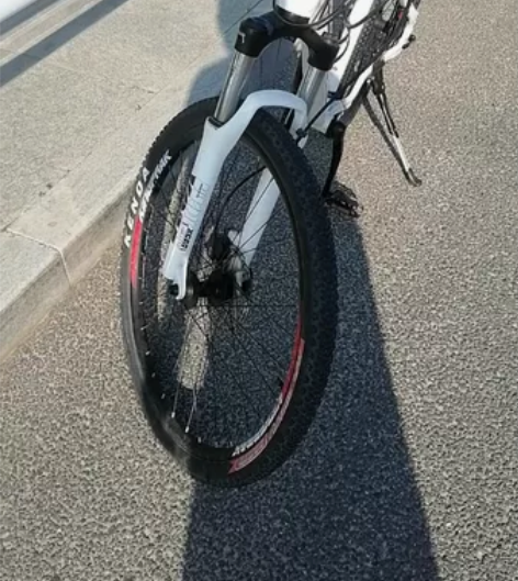 喜德盛专卖店买的，26寸的，车架很轻，前后...