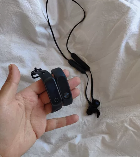 小米手环2代，泰捷w1无线耳机，荣耀手环5...