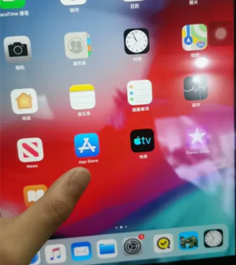 iPad，中间有一点点弯曲，但能正常使用 ...