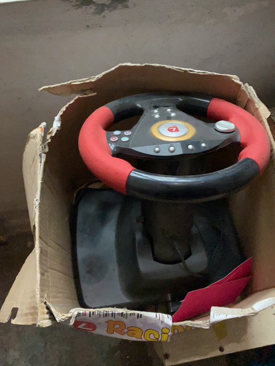 电脑游戏方向盘低价处理，玩过一次