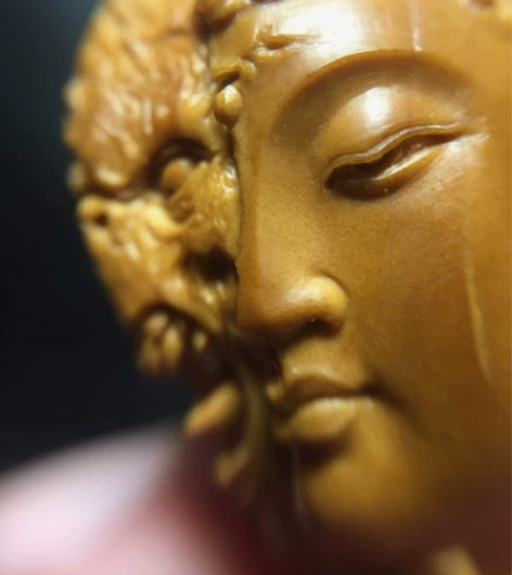 天鹰老师本工核雕作品——念之间，也叫魔由心...