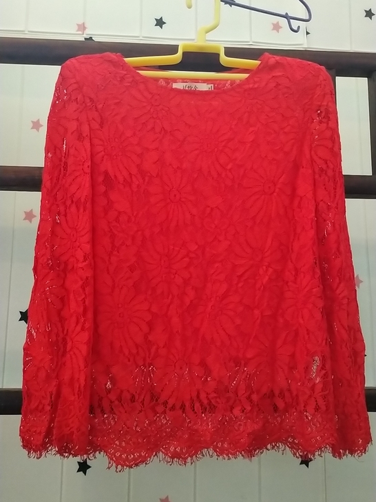 秋款大红色蕾丝衫，160M码，全新无吊牌。...