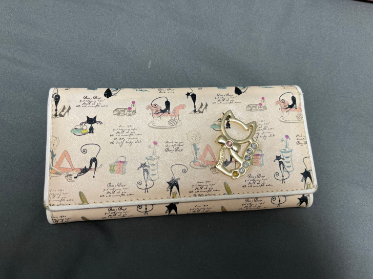 贝蒂钱包1枚,购入后没怎么用过,无敌适合学...