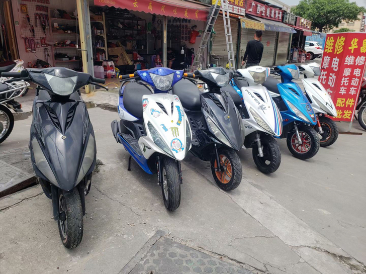 二手九成新踏板车鬼火