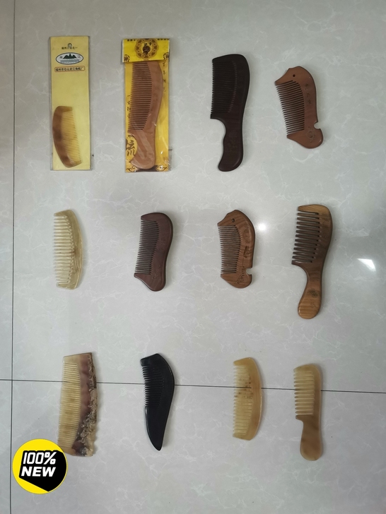天然牛角梳，春妮，金丝檀绿檀木梳，桃木梳便宜出。之前实体店卖