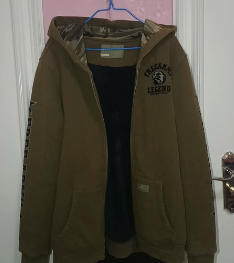 家乐福商场里的迷彩服专卖店买的，具体多少钱...