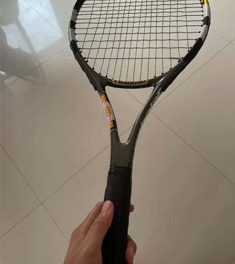 百保力网球拍一对+两个网球，手柄胶布脱了一...