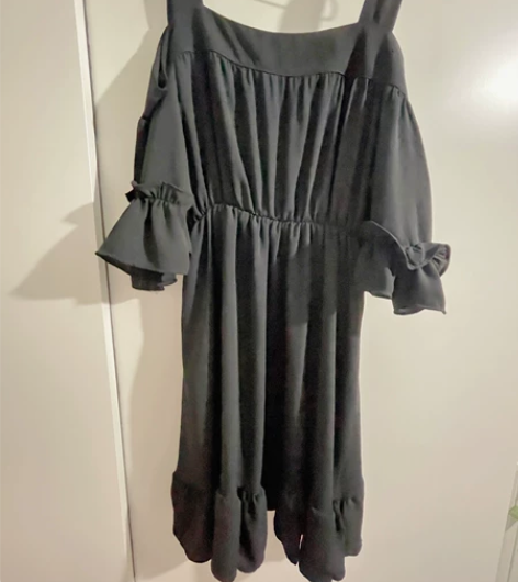 一字领荷叶边雪纺小黑裙 全新吊牌已拆垂坠感...