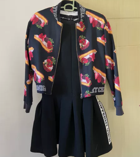 衣裙套装，裙子是太空棉材质，外套不厚，活泼...