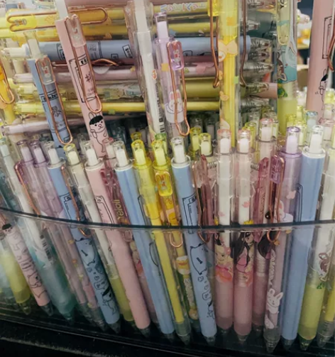 全新未使用，0.5黑色按动中性笔 闲置，自...