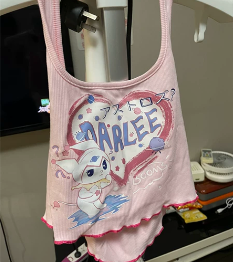 粉色挂脖背心 全新 针织面料 印花很可爱 ...