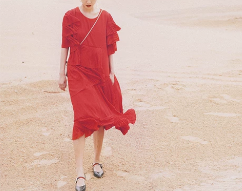 渔自制 关于撒哈拉的故事 正红百褶连衣裙颜...