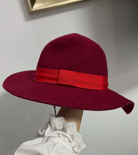 太平鸟 礼帽 酒红色 有轻微磨损 未拆吊牌...