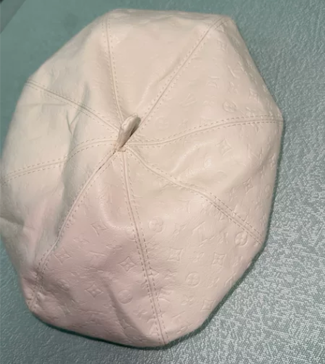 米色的真皮贝雷帽 带过一次 全新吧 送了 ...