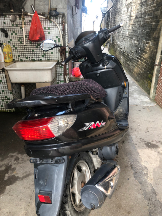 豪爵铃木摩托车红巨星，还没到期，没年审了