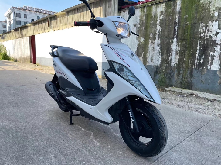 精品雅马哈飞鹰鬼火，特价2000，谢绝还价...