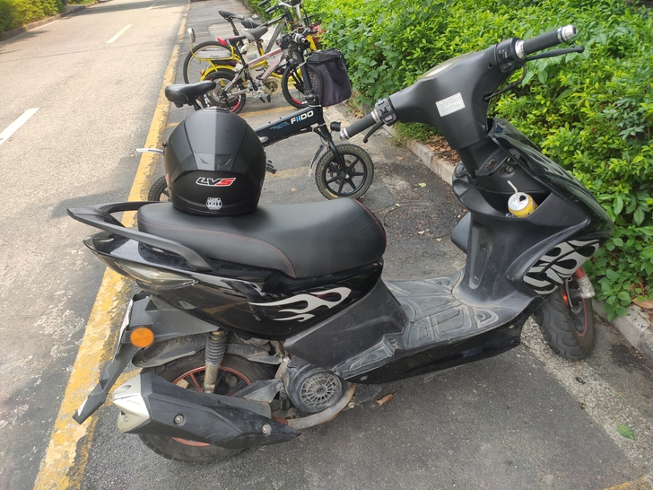 人手不久灯壳有点发黄 车壳完好无损因要离开...