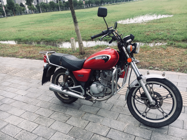 铃木gm125摩托车