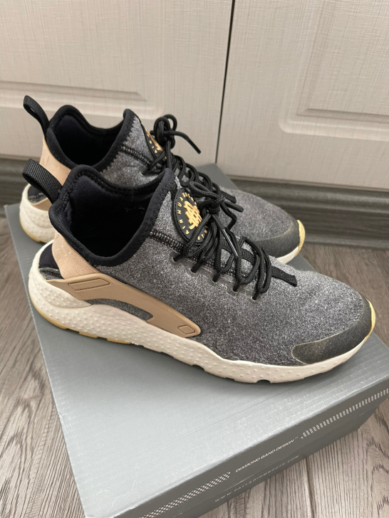 耐克Nike运动休闲跑鞋，购于沈阳大悦城专...