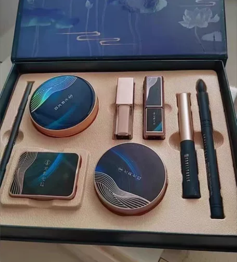 本人生日，朋友送了2套花西子同款全新彩妆礼...