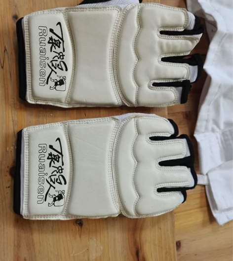 空手道服装及护具，质量很好。道馆定制的。入...