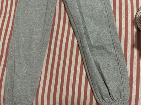 灰色加绒运动裤，花灰色，没有品牌但是质量版...