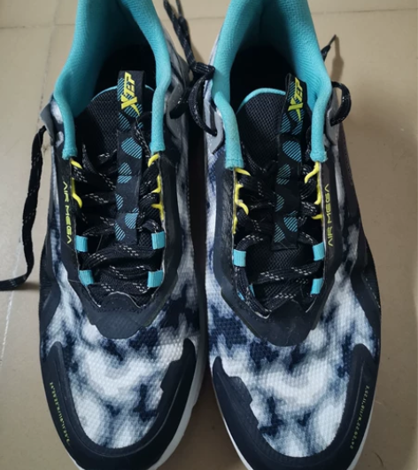 44码特步男式运动鞋 95成新,正常穿着痕...