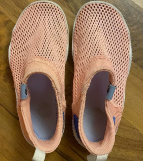 Nike 镂空鞋 很好穿 适合夏天  尺码...