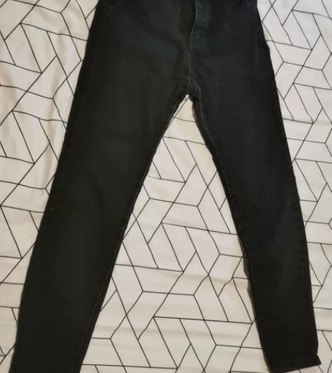 黑色紧身牛仔裤，版型很好，适合110以下女...