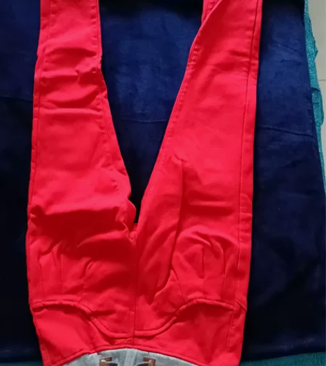 牛仔裤，内里加绒，穿起来压凤还不臃肿。 感...