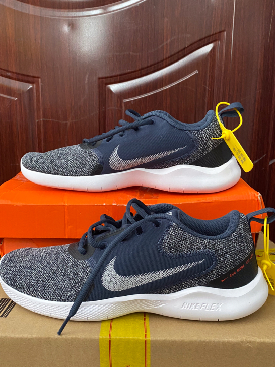 耐克运动鞋休闲跑步鞋40.5码，全新，如图...