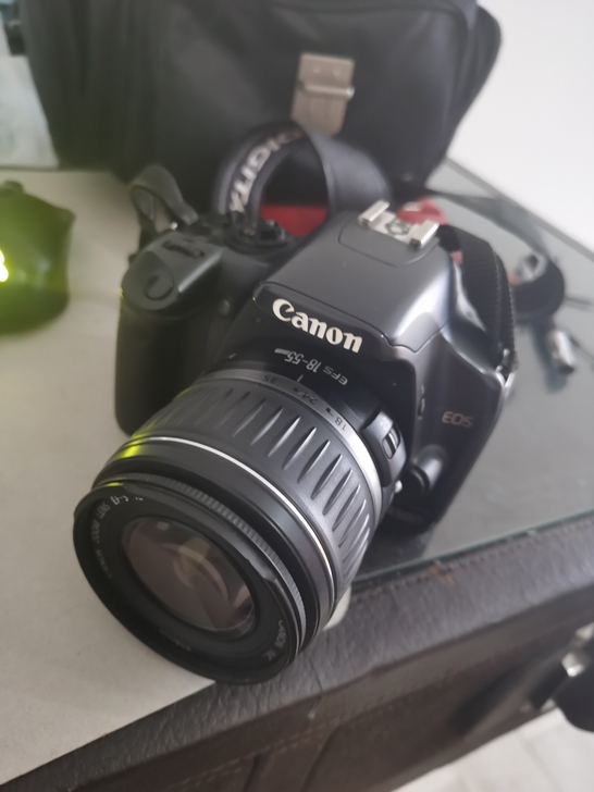 自用相机，用了没几次就放起来了。旋转帽摔坏...