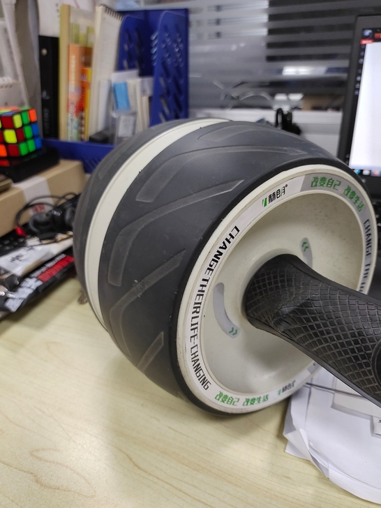 闲置八成新静音自动回弹健腹轮,加宽17cm...