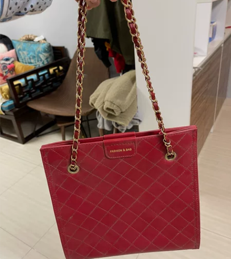 女士红色皮包 手提包。婚礼上用过一次,嘎嘎...