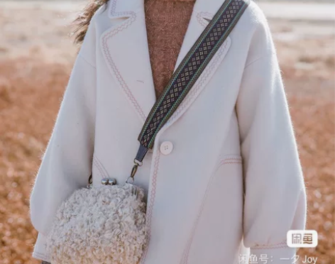 毛绒绒斜挎包 感兴趣的话点“我想要”和我私...