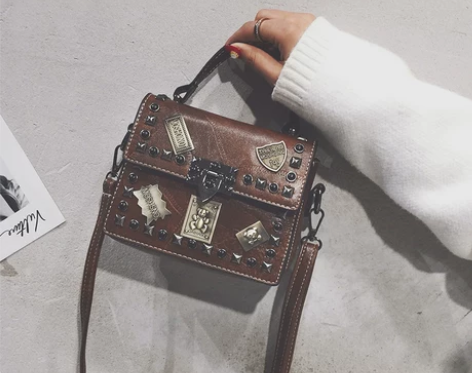 港风包包女2021新款斜挎包铆钉徽章小方包...