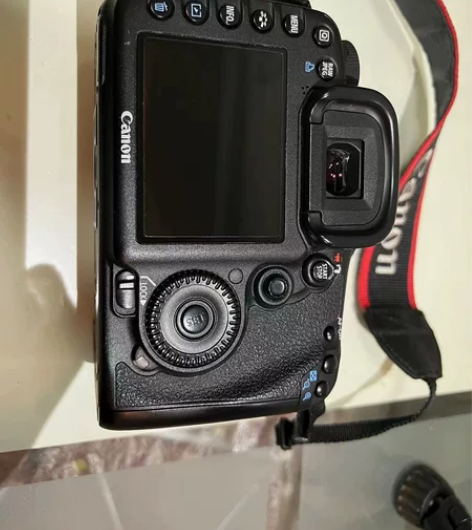 佳能7D单反相机，含两个镜头佳能EF18-...