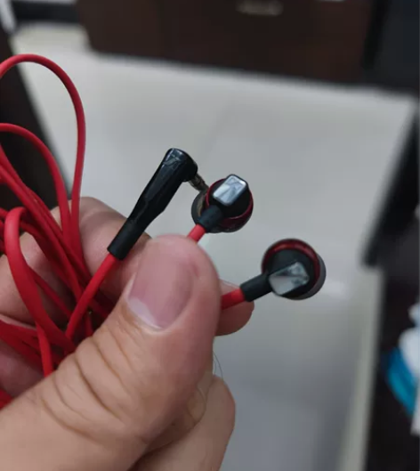 深海赛尔原装耳机，电科实体专卖店买的，现在...