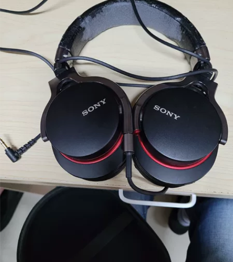 索尼1a，成色，掉皮情况如图，耳罩可以自己...