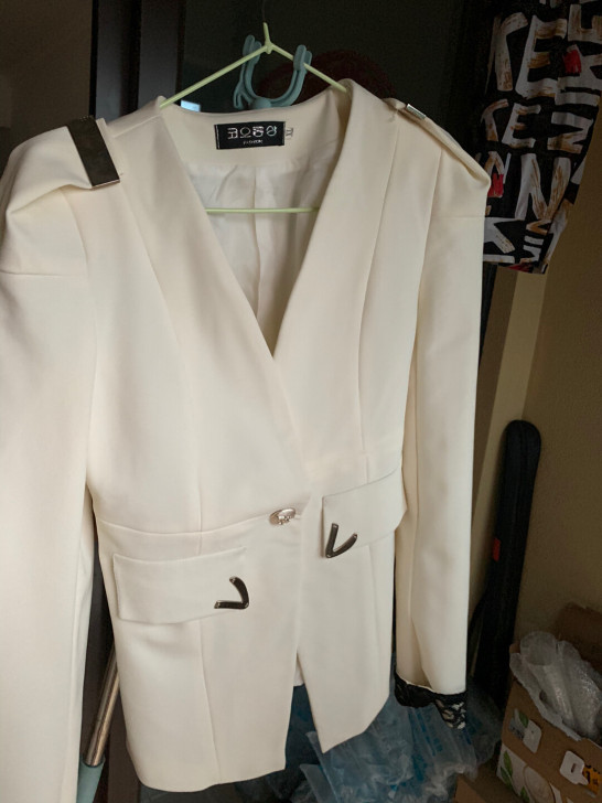 白色小西服蕾丝袖口有收腰垫肩