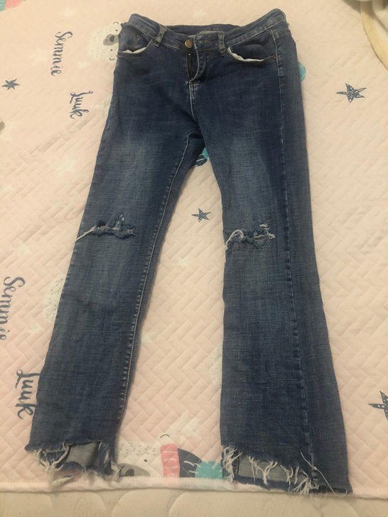 版型很好看的牛仔裤，上身是紧身的，26的码...