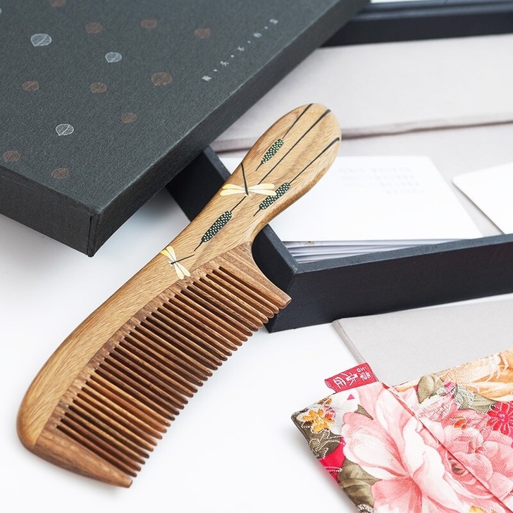 谭木匠礼盒亭亭玉立，玉檀木梳子